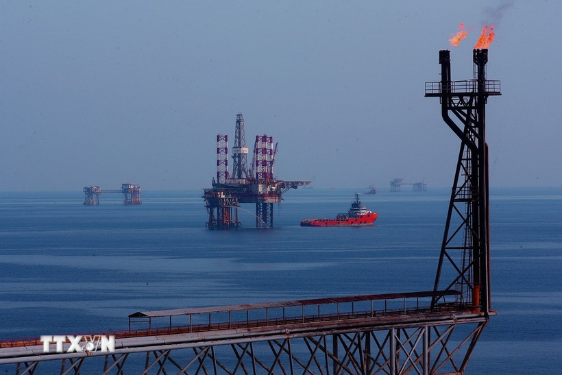 Các giàn khoan trên mỏ Bạch Hổ. (Ảnh: Huy Hùng/TTXVN)