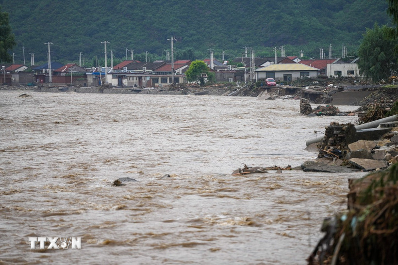 Nước sông dâng cao do mưa lớn tại Bắc Kinh, Trung Quốc ngày 27/7/2025. (Ảnh: THX/TTXVN)