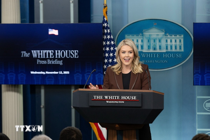 Thư ký báo chí Nhà Trắng Karoline Leavitt phát biểu họp báo tại Washington, D.C., Mỹ. (Ảnh: THX/TTXVN)