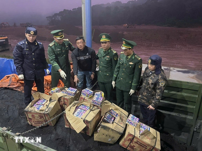 Lực lượng chức năng tỉnh Hà Tĩnh bắt giữ đối tượng vận chuyển 180kg pháo hoa lậu. Ảnh minh họa. (Nguồn: TTXVN phát)