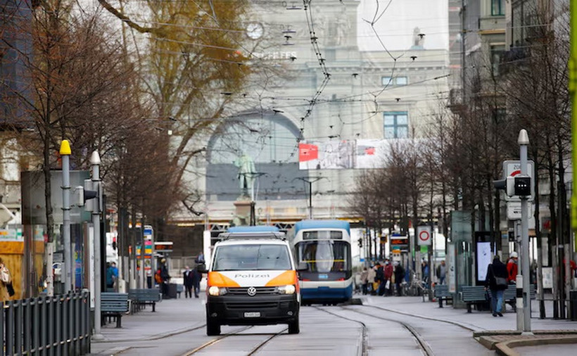 Một chiếc xe cảnh sát Thụy Sĩ được nhìn thấy trên một con phố ở Zurich. (Ảnh: Reuters)