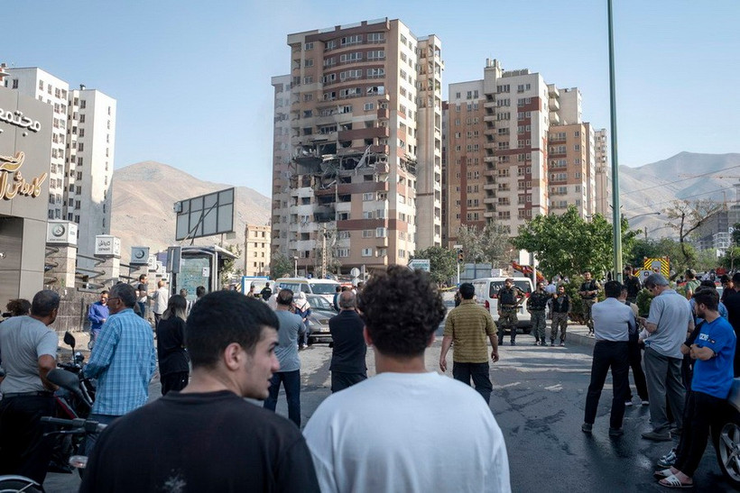 Người dân Iran tập trung tại hiện trường vụ nổ ở một khu dân cư sau cuộc tấn công của Israel vào Tehran. (Ảnh: Getty)