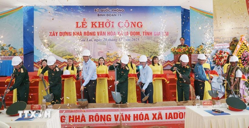 Quang cảnh Lễ khởi công Nhà rông văn hóa xã biên giới Ia Dom, tỉnh Gia Lai. (Ảnh: Hồng Điệp/TTXVN)