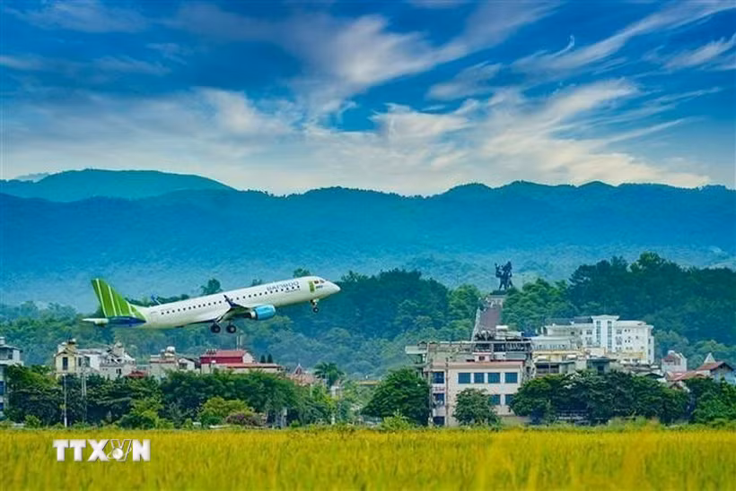 Với lợi thế có đường hàng không giúp Điện Biên thuận lợi trong thông thương, giao lưu với các trung tâm kinh tế lớn của đất nước. (Ảnh: Xuân Tư/TTXVN)