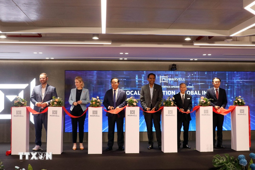 Các đại biểu thực hiện nghi thức khai trương Văn phòng mới của Marvell tại Etown 6, Thành phố Hồ Chí Minh. (Ảnh: Tiến Lực/TTXVN)