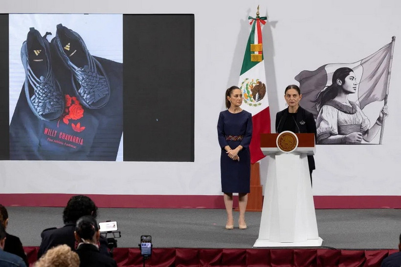 Marina Nunez Bespalova, Thứ trưởng Phát triển Văn hóa Mexico, phát biểu trong cuộc họp báo chỉ trích Adidas và nhà thiết kế Willy Chavarria về mẫu giày “Oaxaca Slip On” chiếm đoạt văn hóa bản địa Mexico, ngày 8/8. (Ảnh: Reuters)