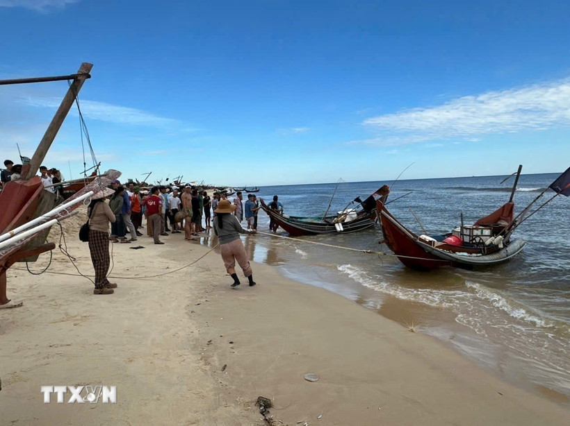 Chiếc thuyền của ngư dân được phát hiện trên biển. (Ảnh: TTXVN phát)