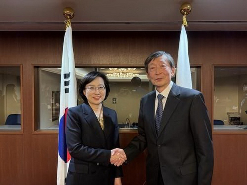 Tổng cục trưởng Tổng cục Biến đổi khí hậu, Năng lượng, Môi trường và Khoa học Hàn Quốc (trái) bắt tay Đại sứ Nhật Bản phụ trách hợp tác khoa học và công nghệ, ông Hiroshi Kawamura. (Ảnh: koreatimes)