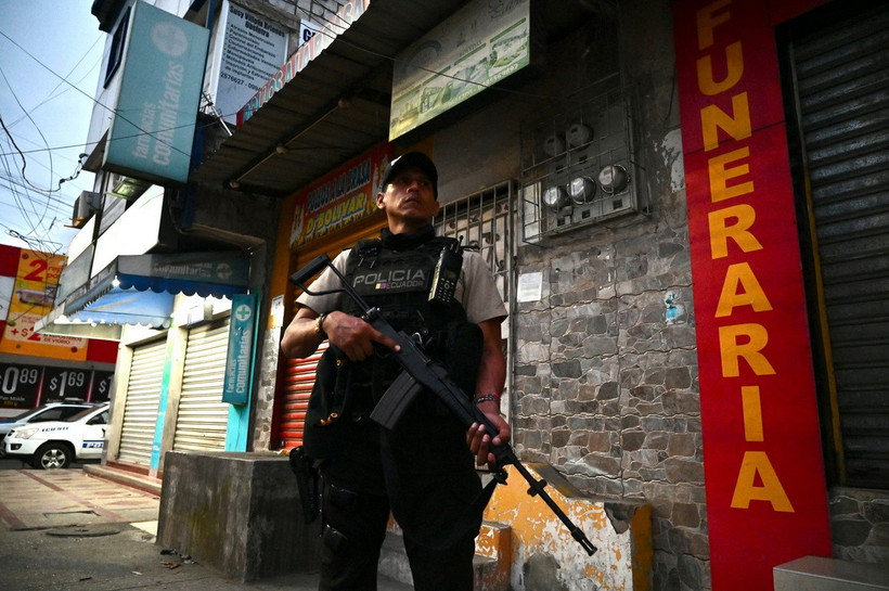 Một cảnh sát đứng gác trong một chiến dịch an ninh ở Guayaquil, Ecuador. (Ảnh: AFP/Getty Images)