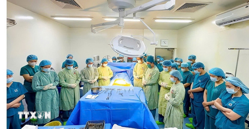 Các bác sỹ Bệnh viện Nhân dân Gia Định mặc niệm tri ân người hiến tạng trước khi tiến hành lấy tạng. (Ảnh: TTXVN phát)