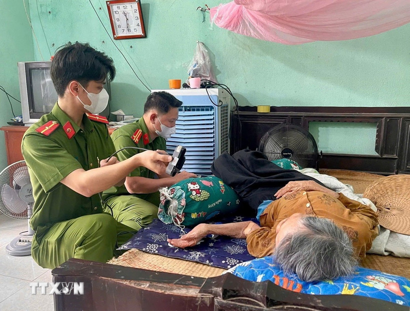 Cán bộ chiến sỹ Công an Thanh Hóa trực tiếp đến tận các gia đình liệt sỹ để thu nhận mẫu ADN. (Ảnh: TTXVN phát)