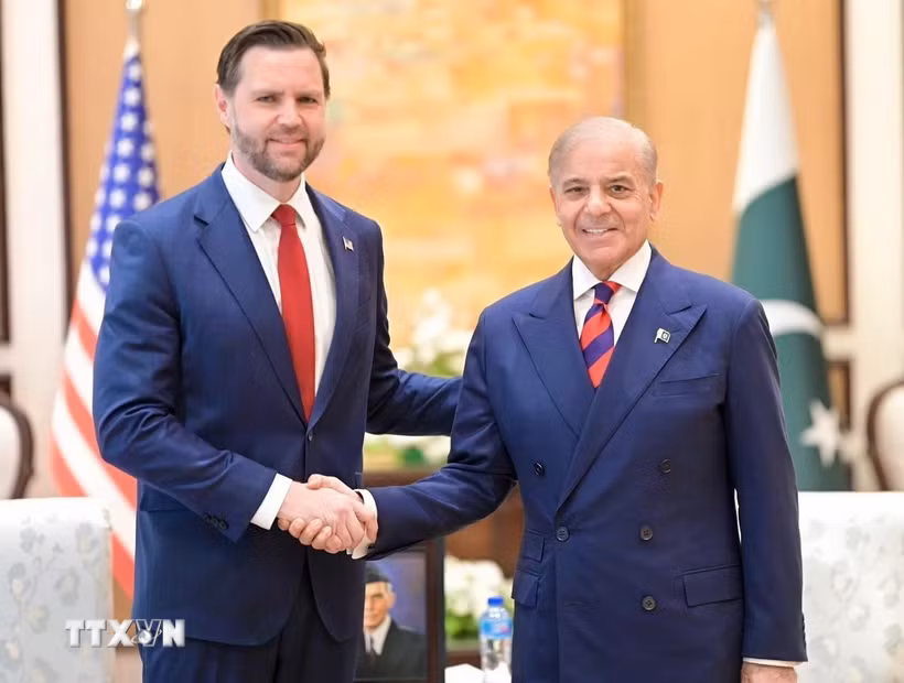 Thủ tướng Pakistan Shehbaz Sharif (phải) trong cuộc gặp Phó Tổng thống Mỹ JD Vance đang ở Islamabad để dự cuộc đàm phán với đại diện Iran, ngày 11/4/2026. (Ảnh: THX/TTXVN)