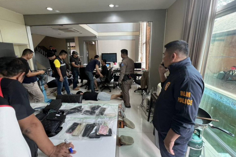 Cảnh sát bắt giữ các thành viên băng đảng lừa đảo người Hàn Quốc tại một biệt thự ở quận Bang Lamung, tỉnh Chon Buri, Thái Lan. (Ảnh: Bangkok Post)