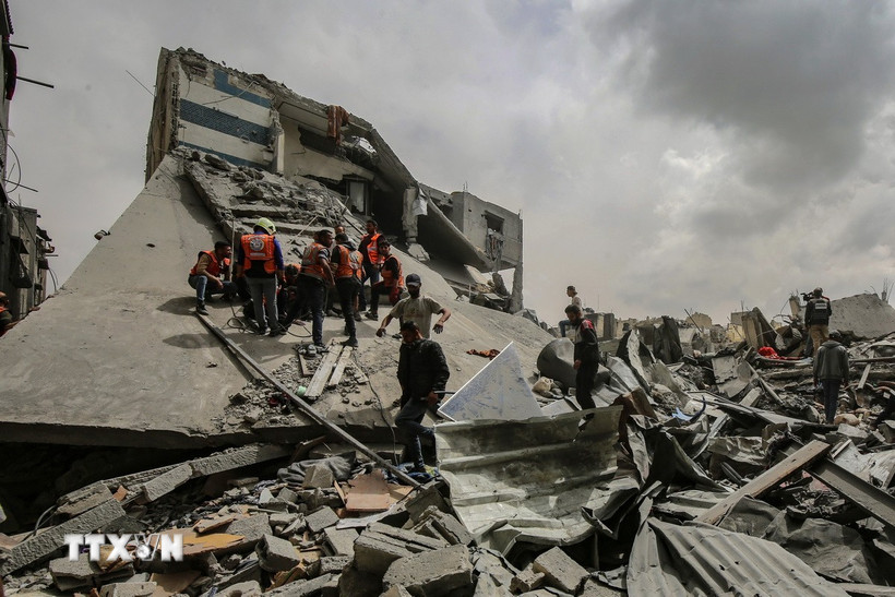 Lực lượng cứu hộ tìm kiếm nạn nhân dưới đống đổ nát sau cuộc không kích của Israel xuống khu dân cư Shuja'iyya, phía Đông thành phố Gaza, ngày 9/4/2025. (Ảnh: THX/TTXVN)