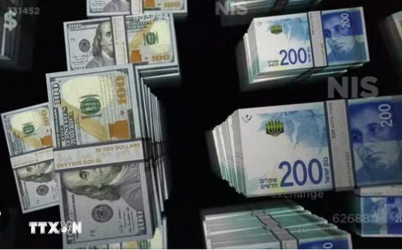 Đồng shekel (phải) của Israel và đồng đôla Mỹ. (Ảnh: Reuters/TTXVN)