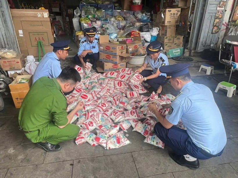 Lực lượng chức năng kiểm tra số mì chính có dấu hiệu giả mạo, không rõ nguồn gốc tại một hộ kinh doanh ở chợ Vinh. (Ảnh: Báo Hà Tính)