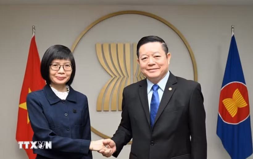 Đại sứ Tôn Thị Ngọc Hương và Tổng thư ký ASEAN Kao Kim Hourn. (Ảnh: TTXVN phát)