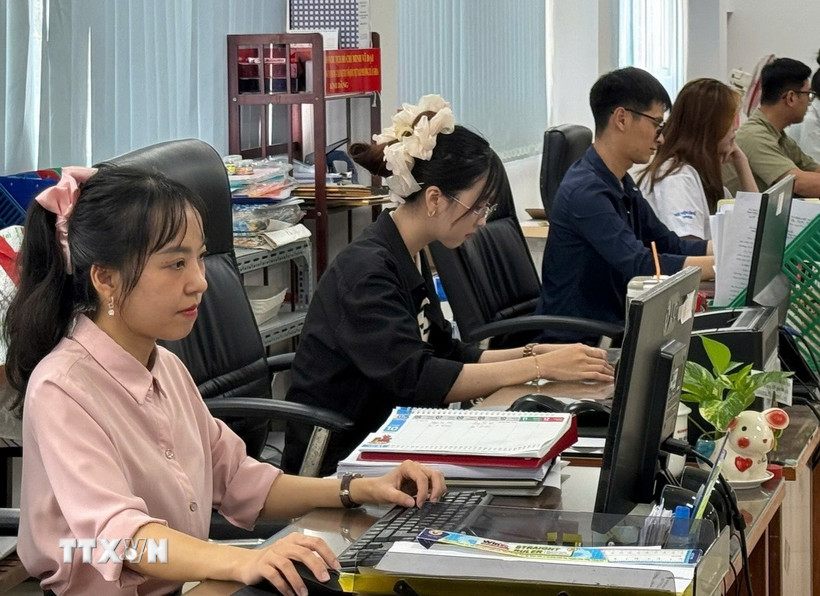 Công chức Thành phố Hồ Chí Minh thành thạo, chuyên nghiệp khi làm việc trên môi trường số. (Ảnh: Hữu Duyên/TTXVN)