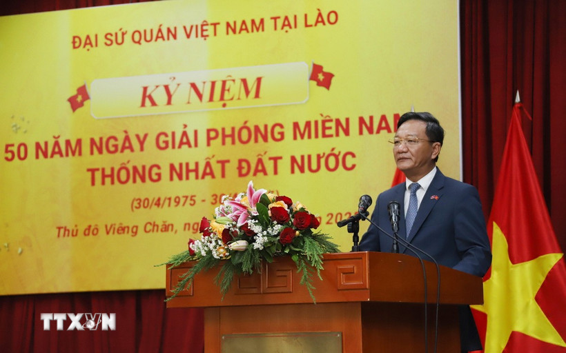 Đại sứ Việt Nam tại Lào Nguyễn Minh Tâm phát biểu tại lễ kỷ niệm. (Ảnh: Xuân Tú/TTXVN)