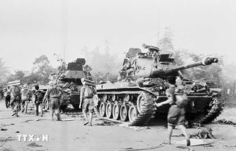 Quân Giải phóng tiến vào huyện lỵ Sơn Tịnh (Quảng Ngãi). (Ảnh: Thanh Tụng/TTXVN)