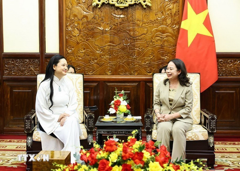 Phó Chủ tịch nước Võ Thị Ánh Xuân tiếp cô Amanda Nguyễn. (Ảnh: Minh Đức/TTXVN)
