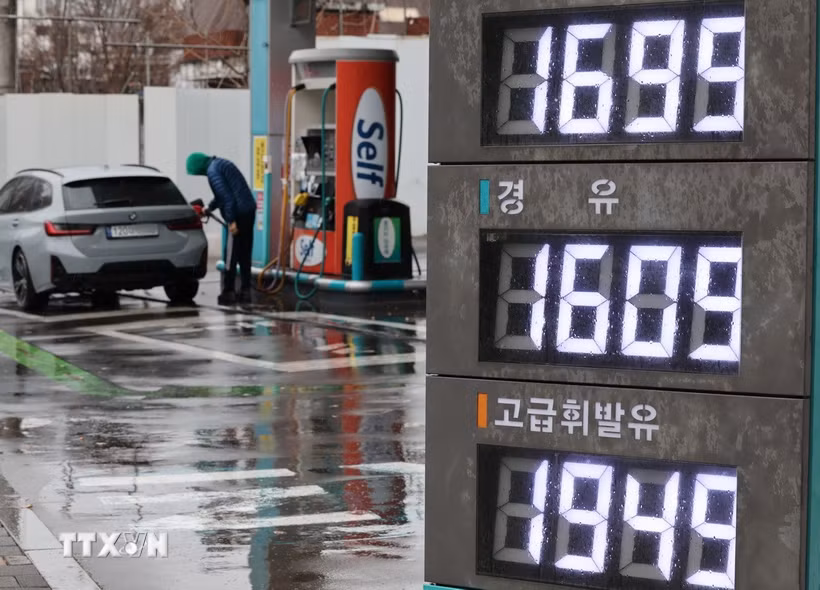 Bảng giá niêm yết tại một trạm xăng ở Seoul, Hàn Quốc ngày 2/3/2026. (Ảnh: Yonhap/TTXVN)