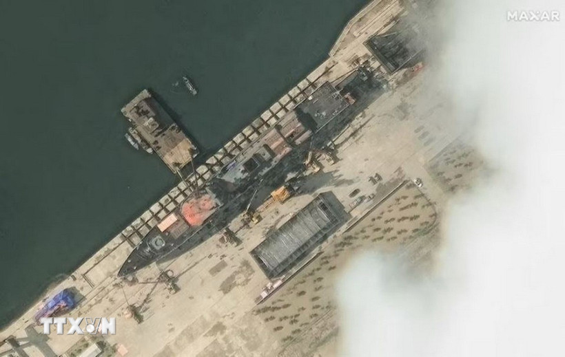 Hình ảnh vệ tinh cho thấy tàu khu trục của Triều Tiên trước khi xảy ra sự cố hạ thủy tại Xưởng đóng tàu Chongjin ở tỉnh Bắc Hamgyong, ngày 18/5/2025. (Ảnh: REUTERS/TTXVN)