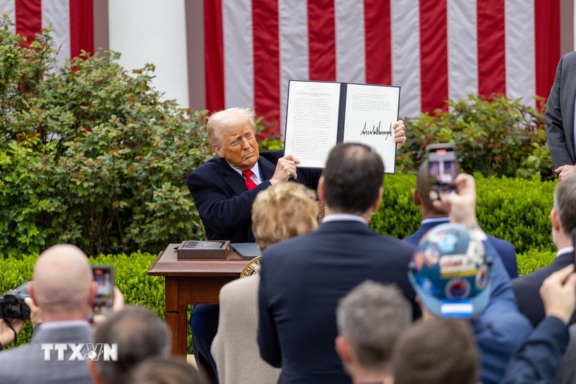 Tổng thống Mỹ Donald Trump ký sắc lệnh áp mức thuế đối ứng mới tại Nhà Trắng, ngày 2/4/2025. (Ảnh: THX/TTXVN)
