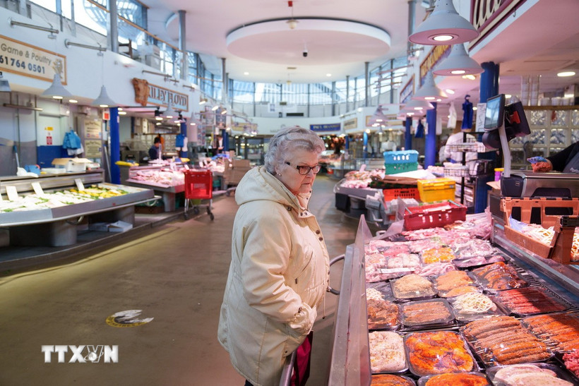 Dân số già hóa đe dọa triển vọng kinh tế dài hạn của nhiều nước châu Âu Người dân mua sắm tại siêu thị ở Manchester, Anh. (Ảnh: THX/TTXVN)