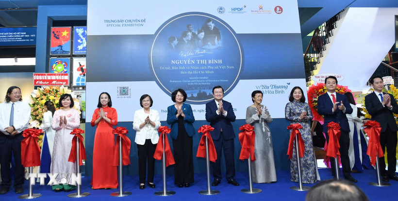 Các đại biểu thực hiện nghi thức cắt băng khai mạc trưng bày chuyên đề. (Ảnh: Thu Hương/TTXVN)