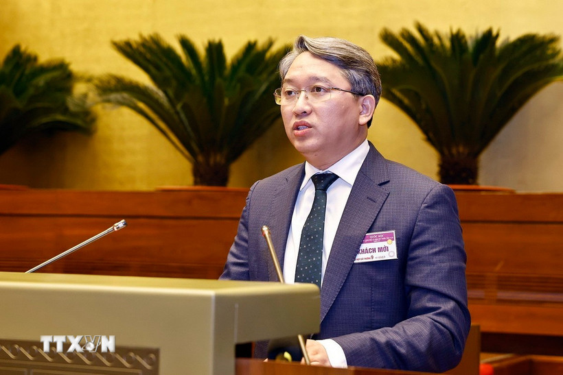 Bộ trưởng Bộ Tư pháp Nguyễn Hải Ninh, thừa ủy quyền của Thủ tướng Chính phủ trình bày Tờ trình về dự thảo Nghị quyết của Quốc hội quy định về việc xử lý một số vấn đề liên quan đến sắp xếp tổ chức bộ máy nhà nước. (Ảnh: Doãn Tấn/TTXVN)