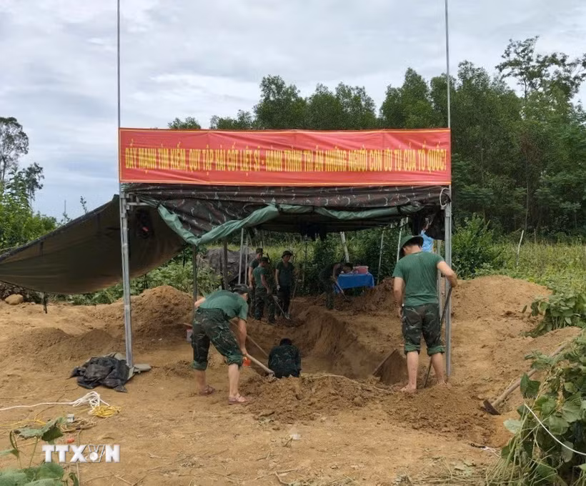 Bộ Chỉ huy Quân sự thành phố Đà Nẵng tiến hành tìm kiếm khu vực được xác định có hài cốt liệt sỹ tại thôn Ngọc Kinh, xã Hà Nha. (Ảnh: TTXVN phát)