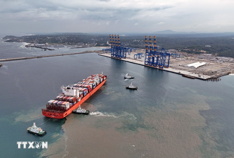 Tàu chở hàng hóa cập cảng Vizhinjam ở Thiruvananthapuram, Ấn Độ. (Ảnh: ANI/TTXVN)