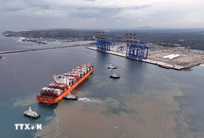 Tàu chở hàng hóa cập cảng Vizhinjam ở Thiruvananthapuram, Ấn Độ. (Ảnh: ANI/TTXVN)