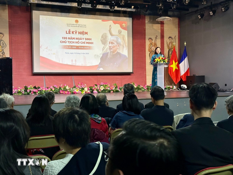 Lễ kỷ niệm 135 năm ngày sinh Chủ tịch Hồ Chí Minh tại Trung tâm Văn hóa Việt Nam tại Pháp. (Ảnh: Thu Hà/TTXVN)
