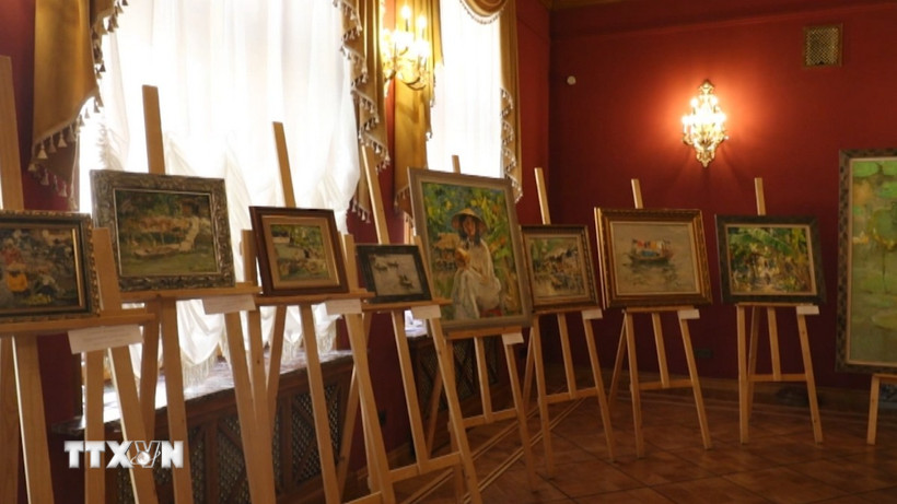 Các tác phẩm tranh được trưng bày tại Triển lãm. (Ảnh: TTXVN)