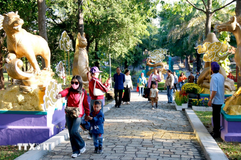 Du khách tham quan núi Tà Cú, huyện Hàm Thuận Nam. (Ảnh: Hồng Hiếu/TTXVN)