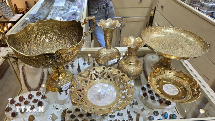 Đĩa đựng hoa quả, đồ ăn bằng đồng của người Arab được chạm khắc tinh xảo. (Ảnh: Nguyễn An/TTXVN)