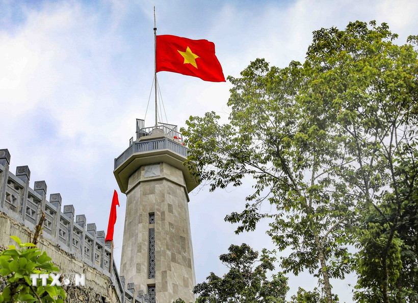 Cột cờ A Pa Chải, biểu tượng khẳng định chủ quyền lãnh thổ thiêng liêng nơi cực Tây Tổ quốc. (Ảnh: Xuân Tư/TTXVN)