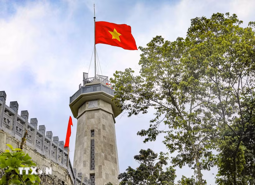 Cột cờ A Pa Chải, biểu tượng khẳng định chủ quyền lãnh thổ thiêng liêng nơi cực Tây Tổ quốc. (Ảnh: Xuân Tư/TTXVN)