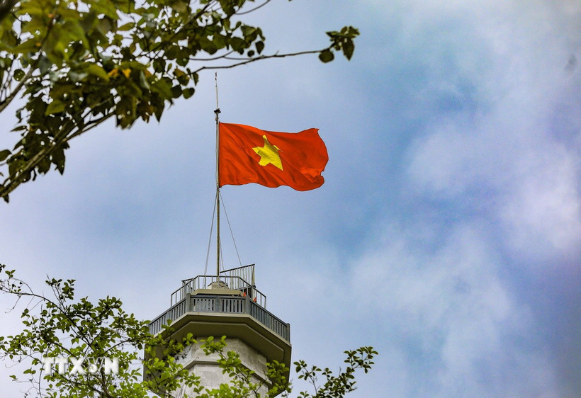 Lá cờ Tổ quốc tung bay trên Cột cờ A Pa Chải. (Ảnh: Xuân Tư/TTXVN)