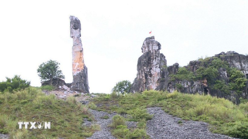 Thắng cảnh Hòn Vọng Phu thuộc Cụm di tích nghệ thuật và danh thắng Quốc gia núi An Hoạch (thuộc phường An Hưng, thành phố Thanh Hóa). (Ảnh: Hoa Mai/TTXVN)