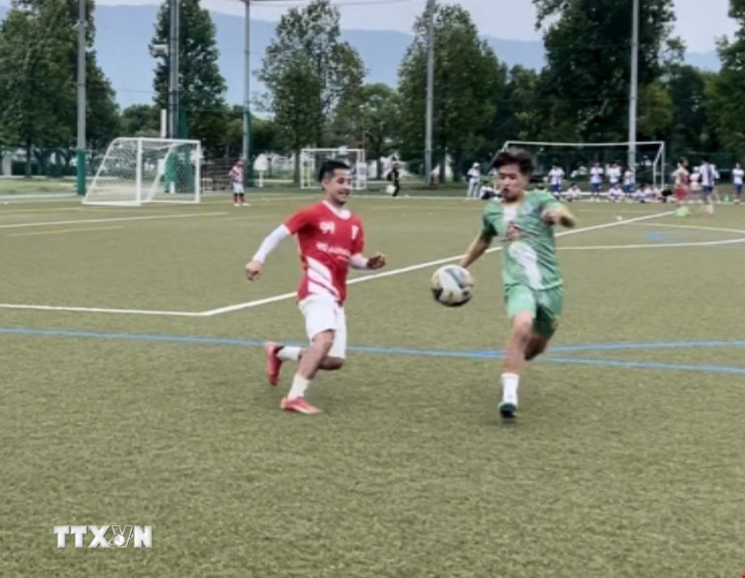 Trận thi đấu tại giải bóng đá “FAVIJA KANSAI CUP 2025”. (Ảnh: Nguyễn Tuyến/TTXVN)