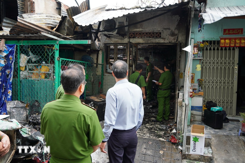 Cơ quan chức năng khẩn trương điều tra nguyên nhân vụ hỏa hoạn. (Ảnh: Linh Sơn/TTXVN)