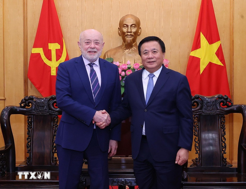 Ông Nguyễn Xuân Thắng tiếp ông Mikhail Efimovich Fradkov, Giám đốc Viện Nghiên cứu chiến lược Liên bang Nga. (Ảnh: Văn Điệp/TTXVN)