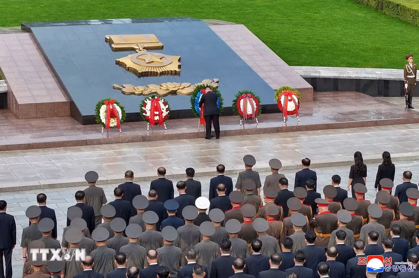 Nhà lãnh đạo Triều Tiên Kim Jong Un đặt vòng hoa tại Nghĩa trang Liệt sỹ Cách mạng trên núi Taesong ở Bình Nhưỡng, ngày 26/7/2026. (Ảnh: KCNA/TTXVN)