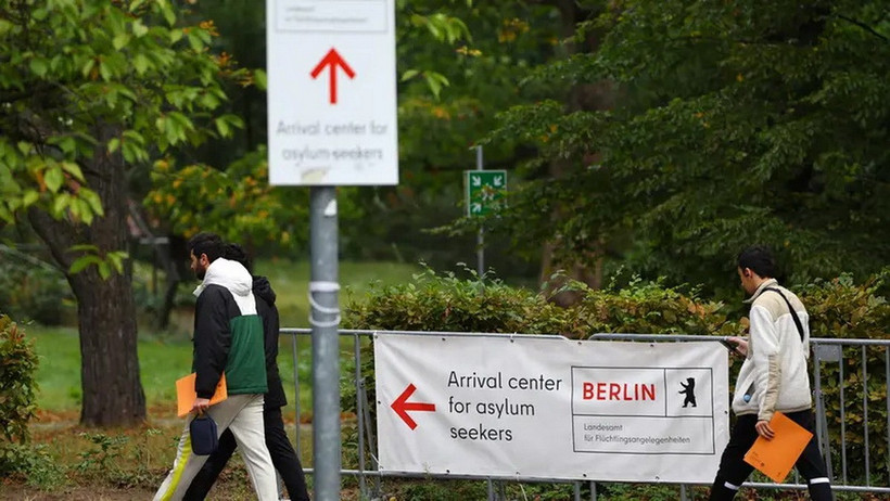 Người nhập cư tới trung tâm tiếp nhận người xin tị nạn tại quận Reinickendorf ở Berlin, Đức, ngày 6/10/2023. (Ảnh: Reuters)