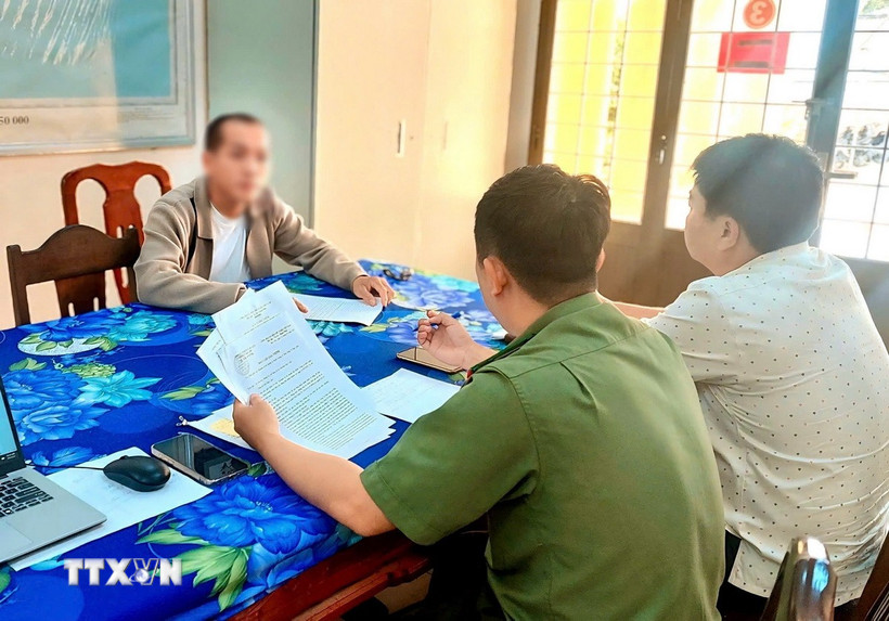 Phòng An ninh mạng và phòng chống tội phạm sử dụng công nghệ cao, Công an tỉnh Bạc Liêu làm việc với chủ tài khoản TikTok Võ Minh Trung. (Ảnh: Trọng Nguyễn/TTXVN phát)