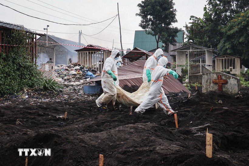 Nhân viên y tế chuyển các thi thể được tìm thấy tại Goma, CHDC Congo, ngày 5/2/2025. (Ảnh: THX/TTXVN)