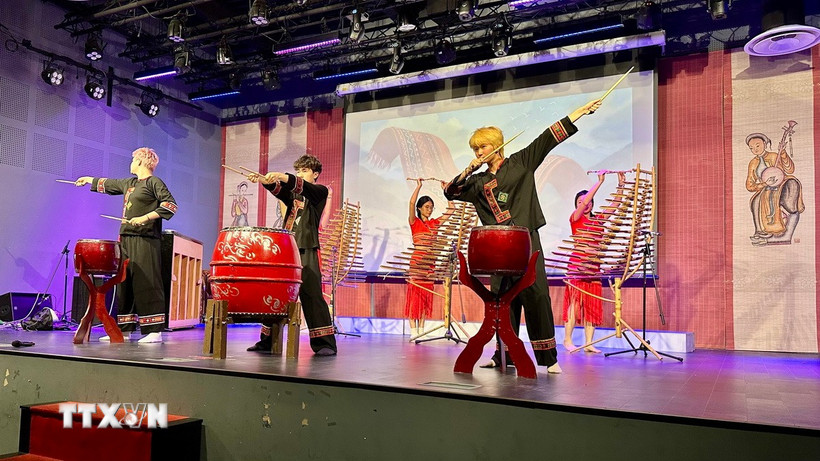 Màn trình diễn của các bạn trẻ đến từ Trường phổ thông liên cấp Olympia của Việt Nam. (Ảnh: Thu Hà/TTXVN)